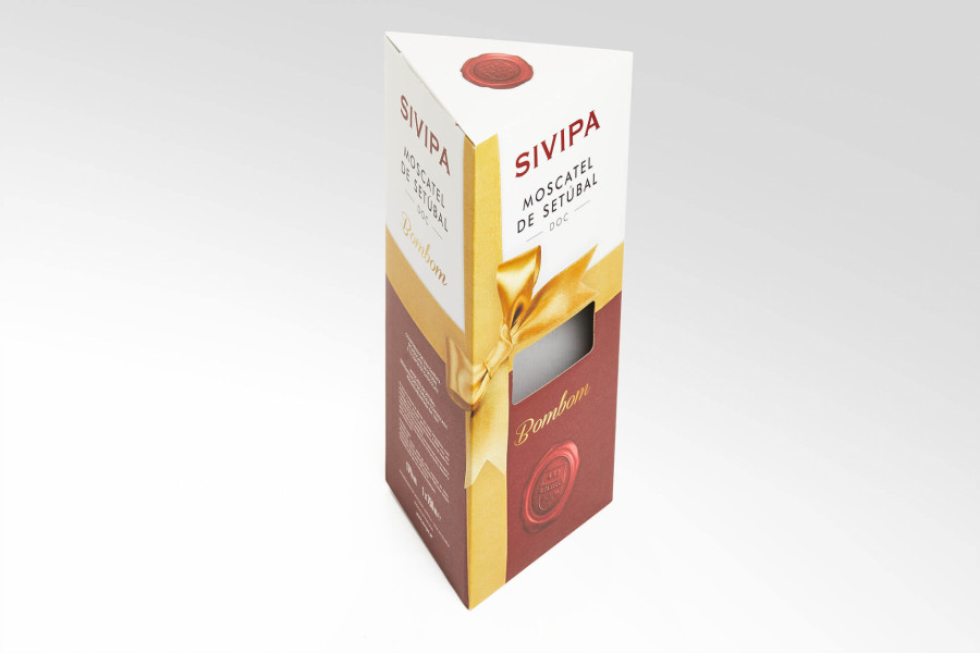Triangular box for a bottle and chocolates  Image