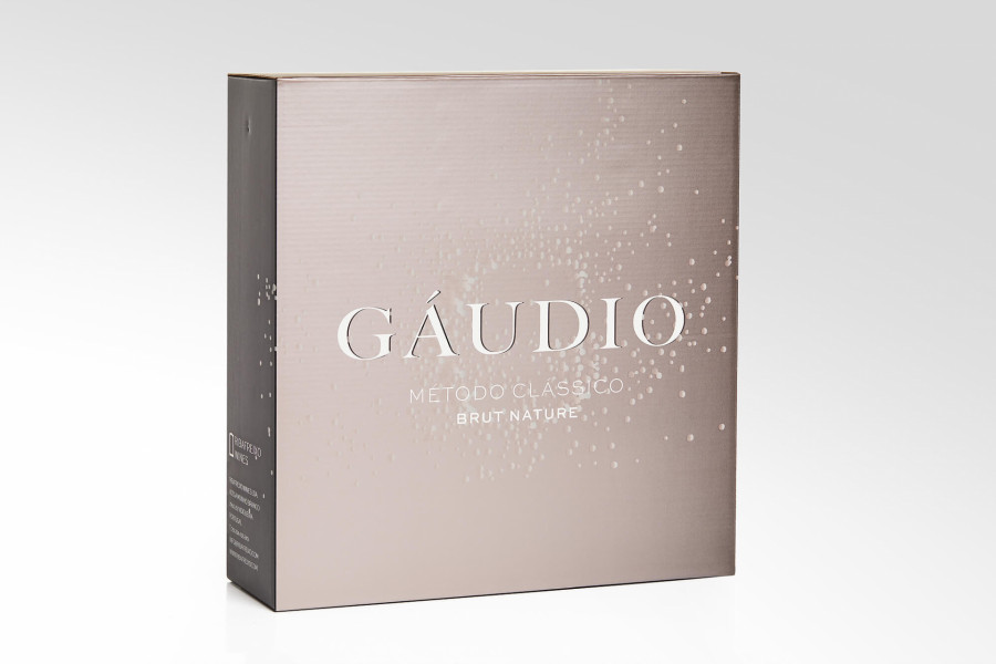 Box for three bottles of sparkling wine Image